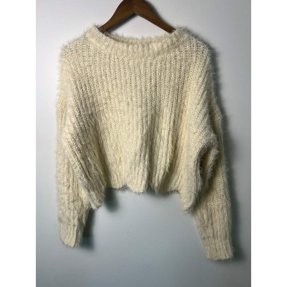 &Merci Sweater‎ Wm L Cream Fuzzy Eyelash Knit Scalloped Hem Cropped Cozy Minimal